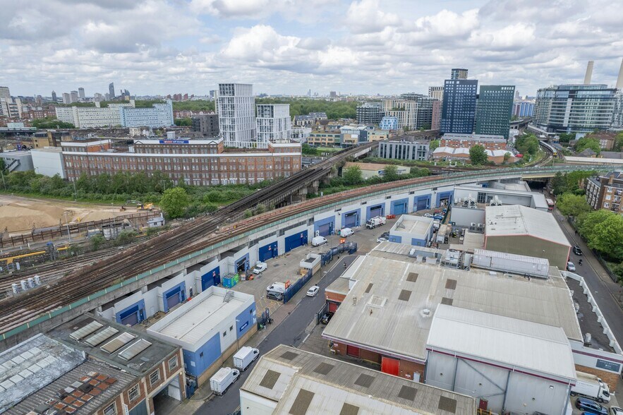 Linford St, Londres à louer - Photo du bâtiment - Image 3 de 15
