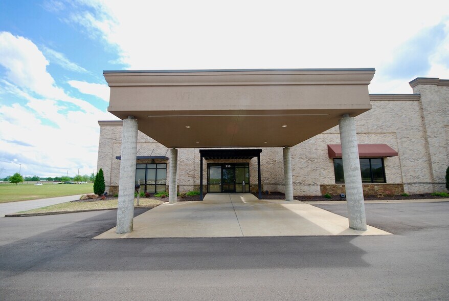 213-221 Sterling Farm Dr, Jackson, TN for lease - Building Photo - Image 3 of 31
