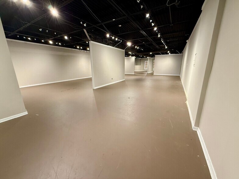 320 E Commerce Ave, High Point, NC à vendre - Photo du bâtiment - Image 2 de 8