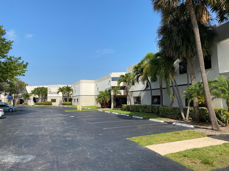 2101 NW 33rd St, Pompano Beach, FL à louer - Photo du bâtiment - Image 2 de 50