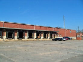 +/-24,695 SF of Clean Warehouse - Entrepôt