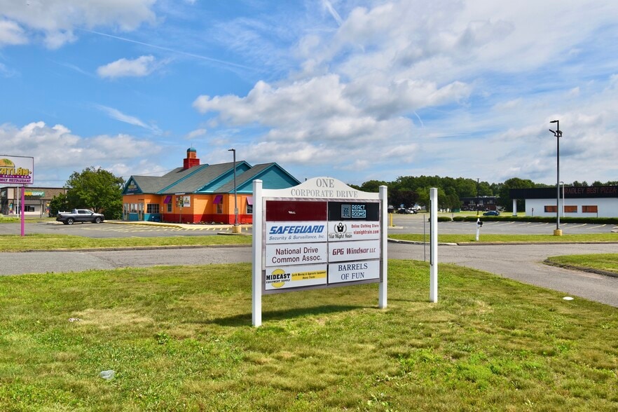 1 Corporate Dr, Windsor Locks, CT for sale - Building Photo - Image 1 of 18