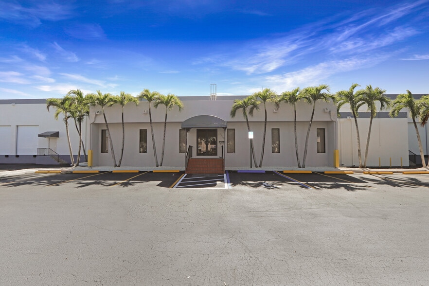1730 W 38th Pl, Hialeah, FL for lease - Building Photo - Image 1 of 9