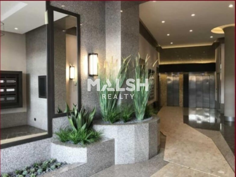 Office in Lyon for lease - Lobby - Image 3 of 14