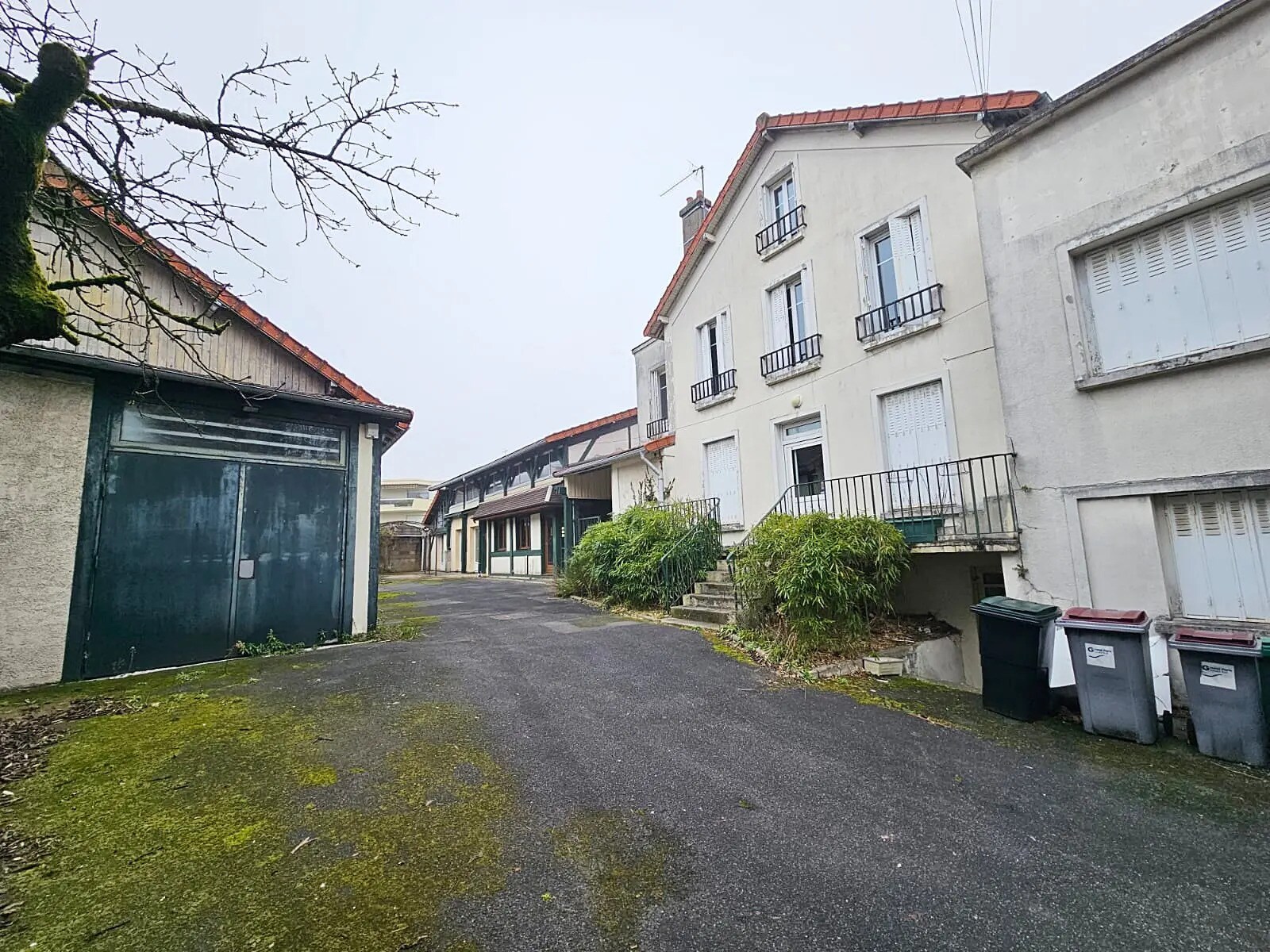 Flex in Le Raincy for sale Building Photo- Image 1 of 16