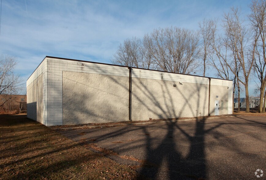1512 NE 92nd Ln, Blaine, MN à vendre - Photo du bâtiment - Image 2 de 9
