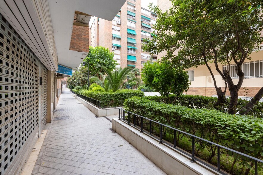 Retail in Granada, Granada for lease - Building Photo - Image 2 of 10