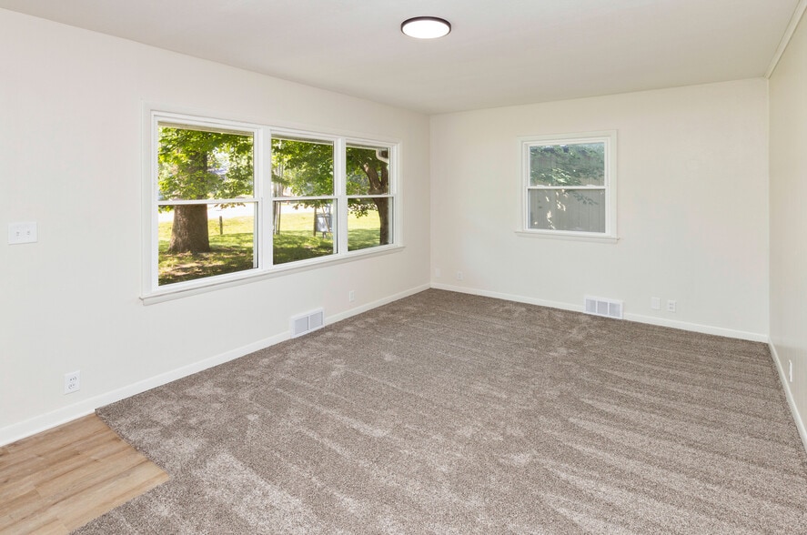 1100 2nd St NE, Bondurant, IA for sale - Interior Photo - Image 3 of 34