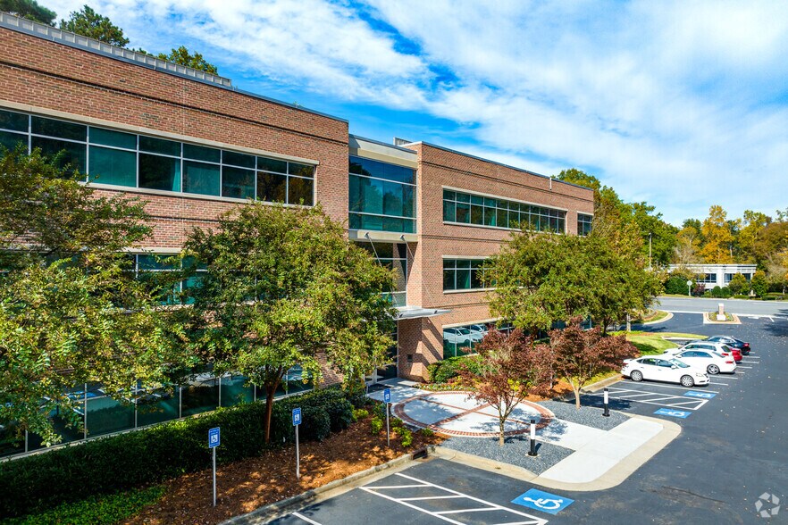 4555 Mansell Rd, Alpharetta, GA à louer - Photo du bâtiment - Image 3 de 13