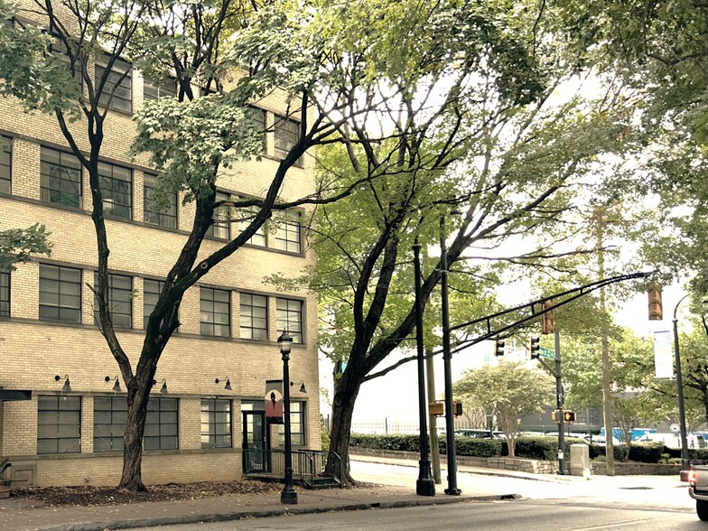 900 Peachtree St NE, Atlanta, GA à louer - Photo du bâtiment - Image 2 de 4