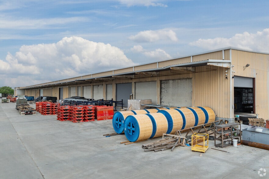 555 Gellhorn Dr, Houston, TX for lease - Building Photo - Image 3 of 4