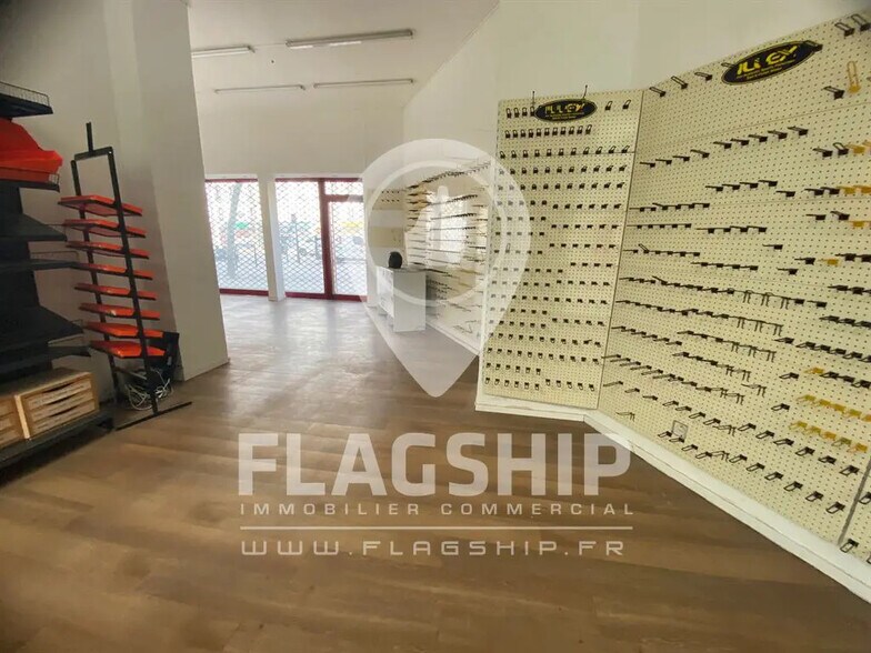 Retail in Paris for sale - Interior Photo - Image 1 of 5