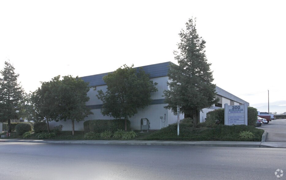 300 Park Center Dr, Hollister, CA à louer - Photo du bâtiment - Image 2 de 3