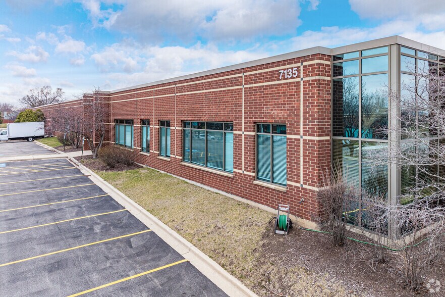 7135 Janes Ave, Woodridge, IL à louer - Photo du bâtiment - Image 2 de 12