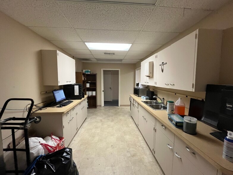 6202 Presidential Ct, Fort Myers, FL à vendre - Photo du bâtiment - Image 3 de 6