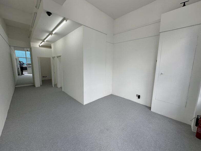 7-9 Battersea Sq, London for lease - Interior Photo - Image 3 of 10