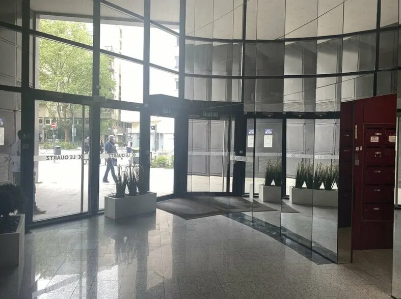 Office in Villeurbanne for lease - Lobby - Image 3 of 17