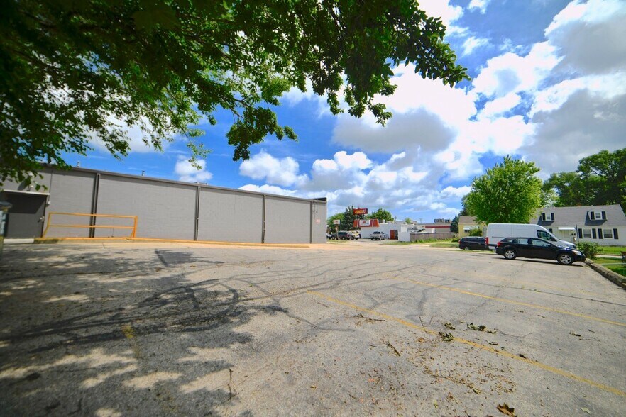4105 52nd St, Kenosha, WI à vendre - Photo du bâtiment - Image 2 de 9
