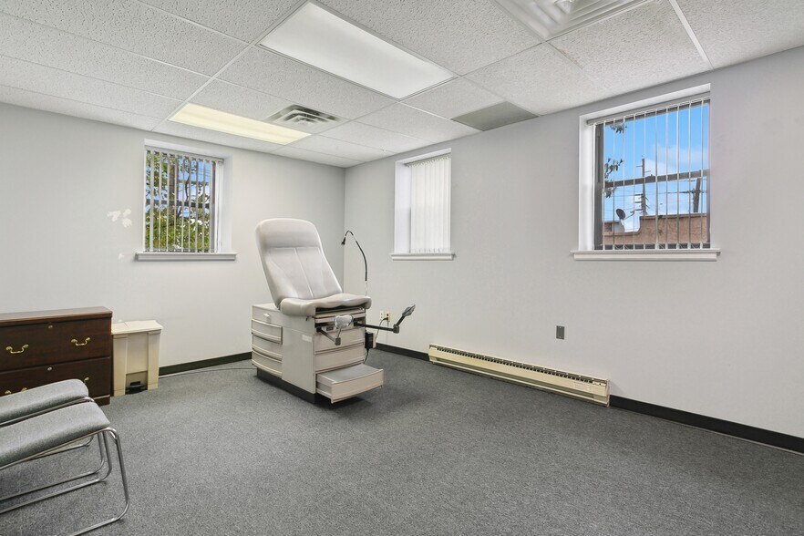 211 Essex St, Hackensack, NJ à louer - Photo du bâtiment - Image 3 de 32