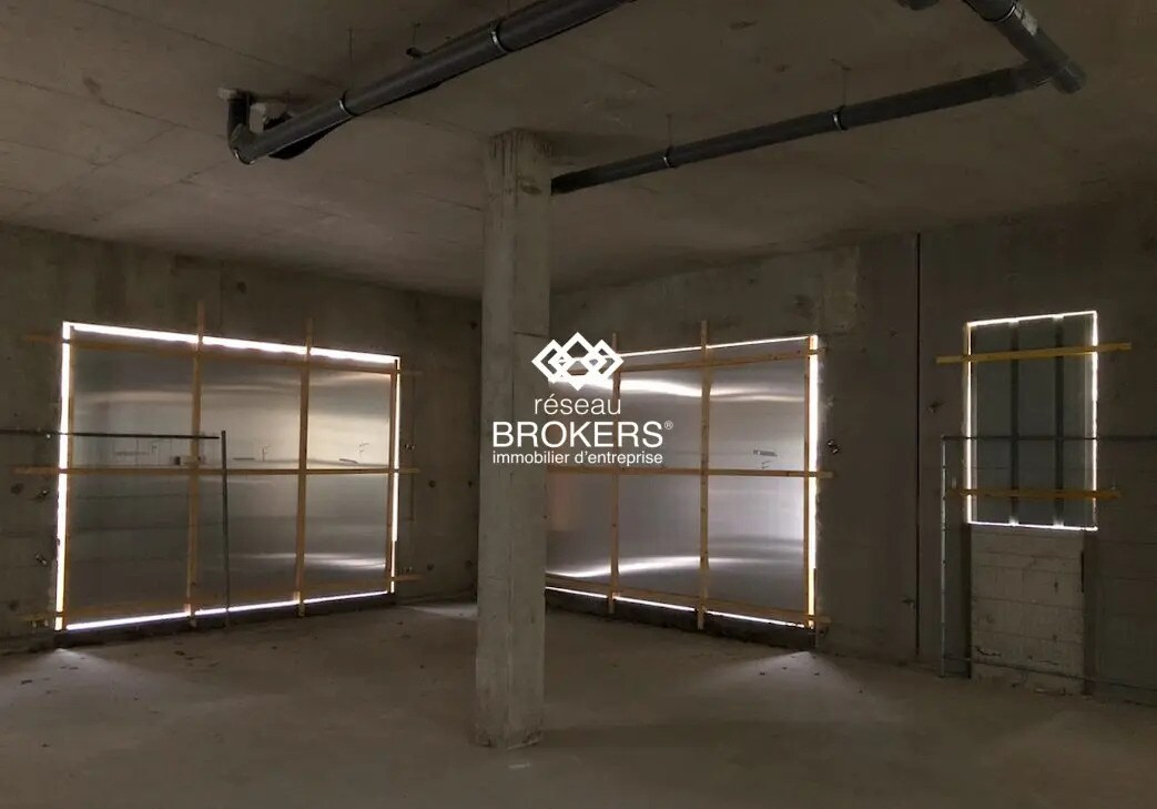 Retail in Pontoise for lease Building Photo- Image 1 of 10