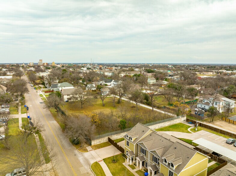 2116 Columbus Ave, Waco, TX à vendre - Aérien - Image 2 de 5