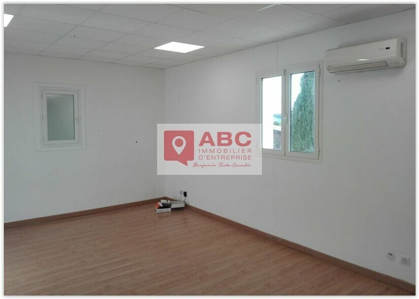 Flex in Vendargues for lease - Interior Photo - Image 3 of 8