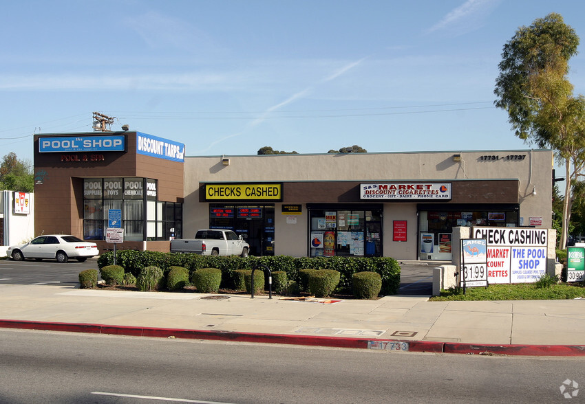 17731-17735 Sherman Way, Reseda, CA à louer - Photo principale - Image 1 de 2