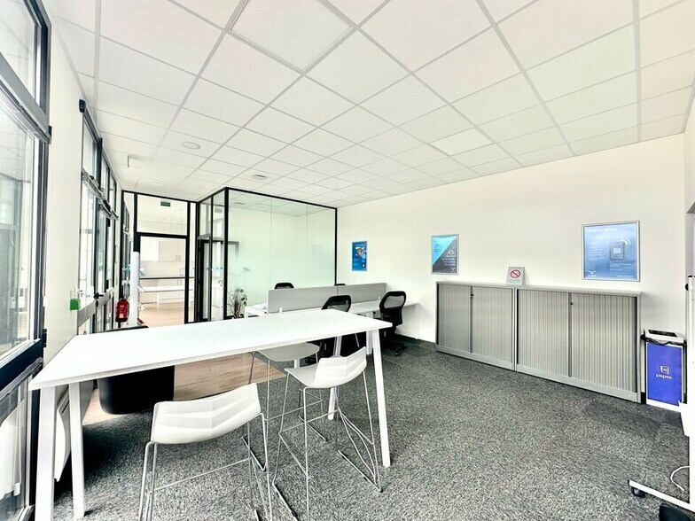 Retail in Le Havre for lease - Interior Photo - Image 2 of 6