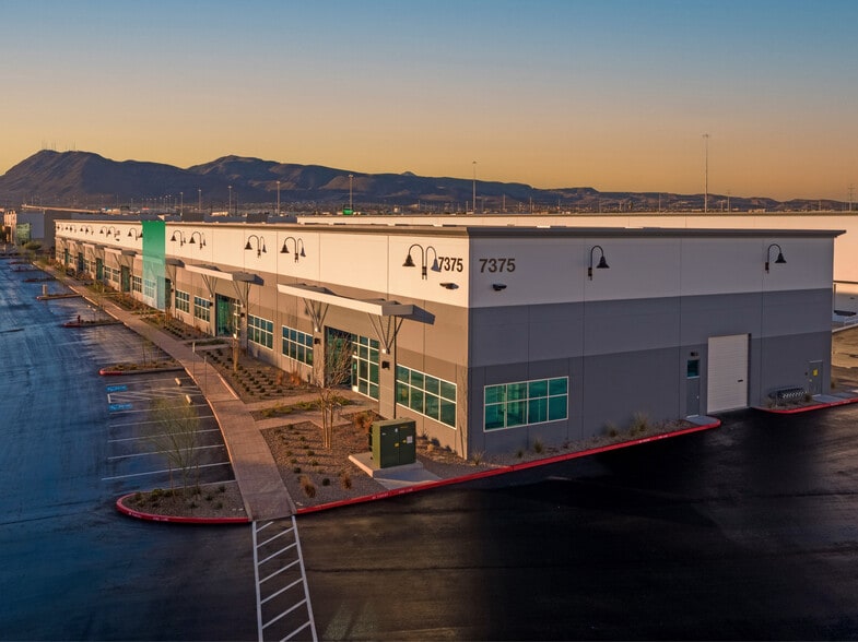 7375 Commercial Way, Henderson, NV for lease - Primary Photo - Image 1 of 4