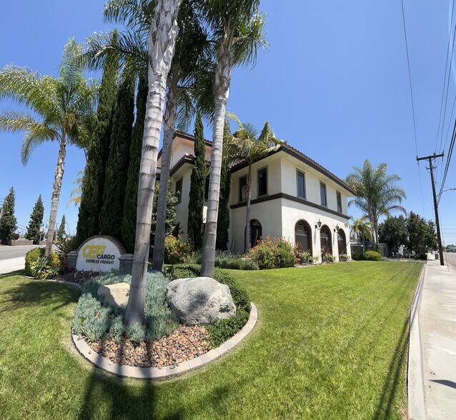 1675 N Main St, Orange, CA à louer - Photo du bâtiment - Image 2 de 11