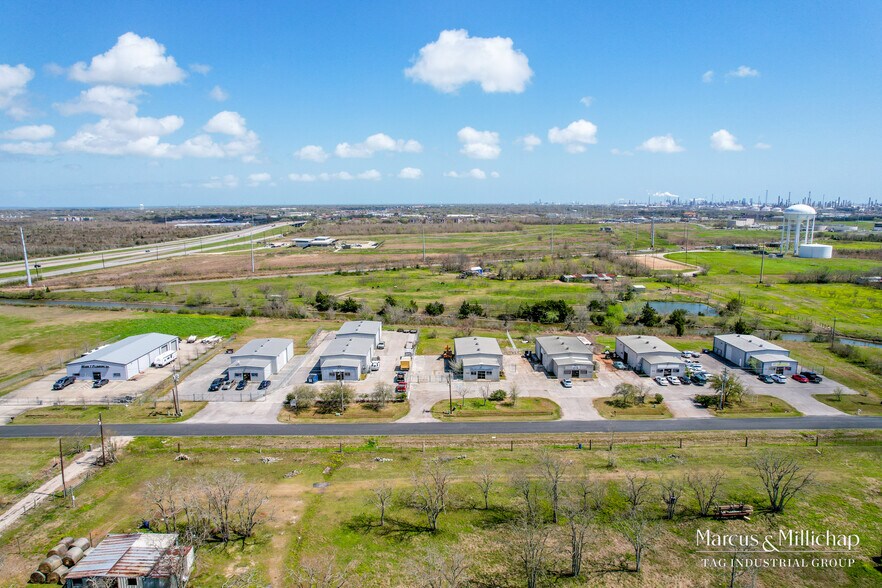 950-1050 N Pine Rd, Texas City, TX à louer - Photo du bâtiment - Image 2 de 10