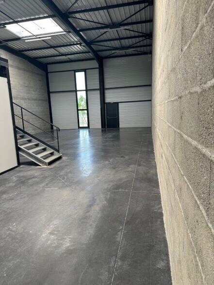 Flex dans Décines-Charpieu à louer - Photo du bâtiment - Image 3 de 4