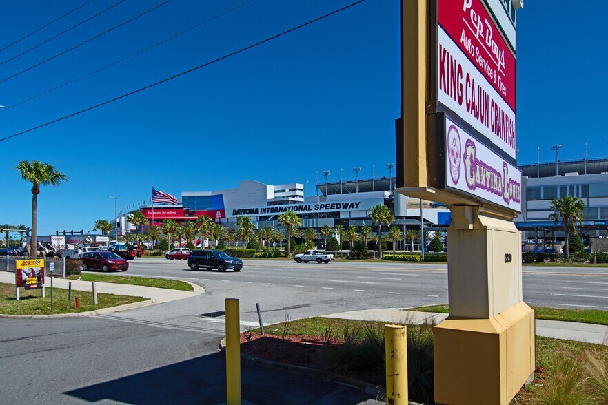 2200 W International Speedway Blvd, Daytona Beach, FL à louer - Photo du bâtiment - Image 3 de 22