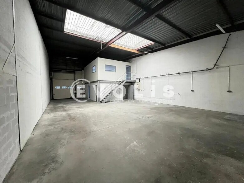 Flex in Lisses for lease - Interior Photo - Image 2 of 7