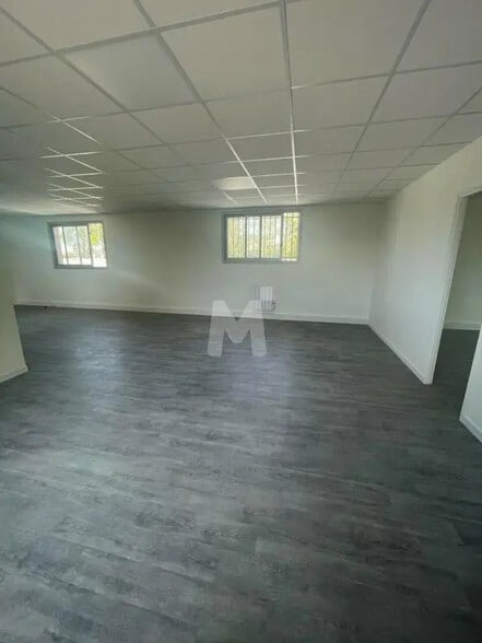 Office in Lisses for lease - Interior Photo - Image 2 of 5