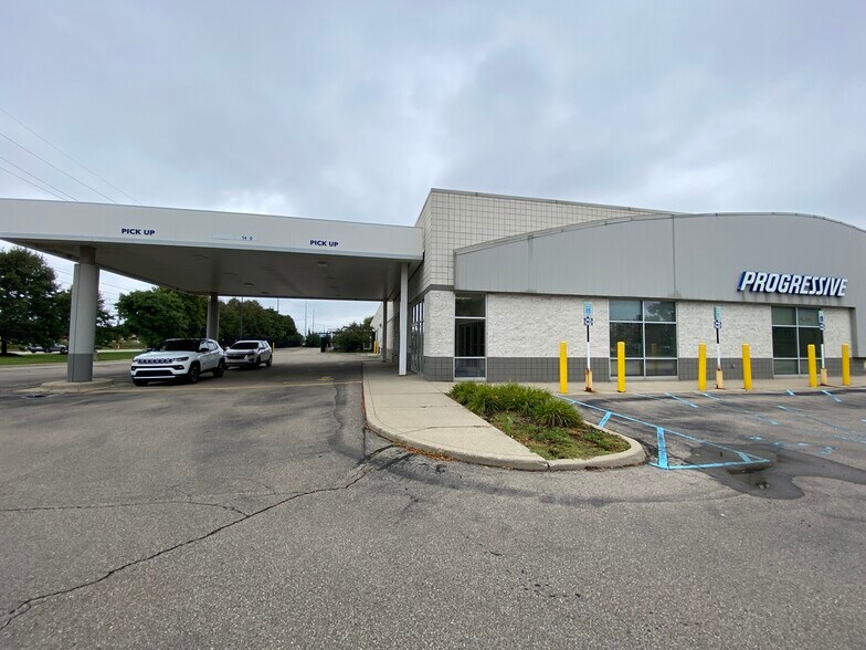 40770 Mound Rd, Sterling Heights, MI à vendre - Photo du bâtiment - Image 2 de 2