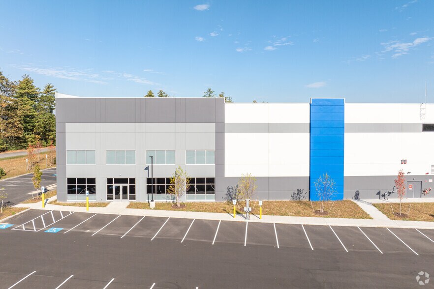 26 Jacks Bridge Rd, Londonderry, NH à louer - Photo du bâtiment - Image 3 de 5