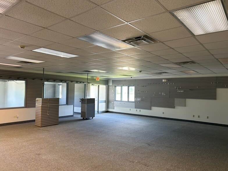 8033 E Frontage Rd, Caledonia, WI for sale - Interior Photo - Image 2 of 10