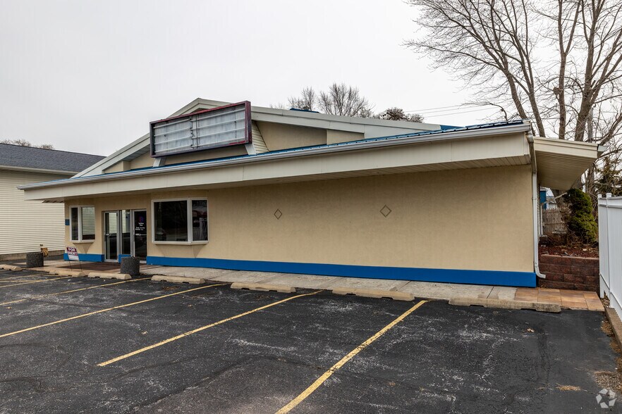 2525 W Locust St, Davenport, IA à louer - Photo du bâtiment - Image 2 de 2