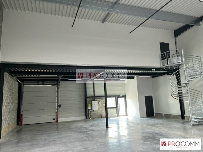 Flex in Chartres for lease - Interior Photo - Image 2 of 6