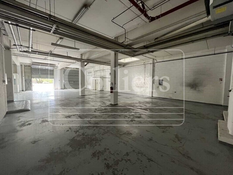 Flex in Marseille for lease - Interior Photo - Image 2 of 13