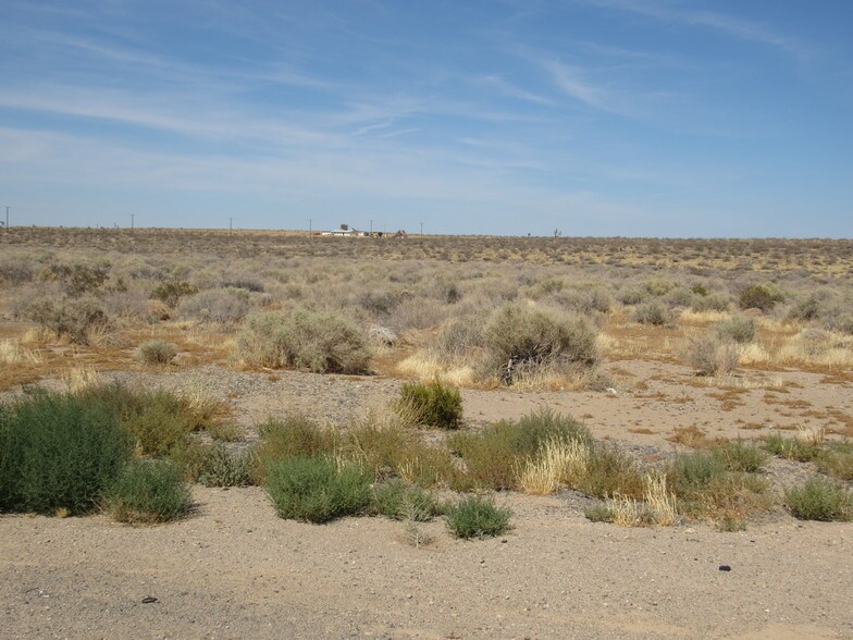 10933 Sierra Rd, Adelanto, CA à vendre - Photo du bâtiment - Image 2 de 11