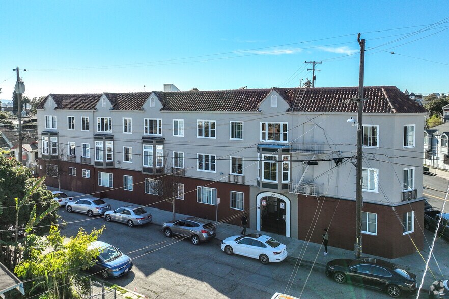 181 Units - 8%-8.7% CAP EZ Management portefeuille de 4 propriétés à vendre sur LoopNet.ca - Photo du bâtiment - Image 3 de 4
