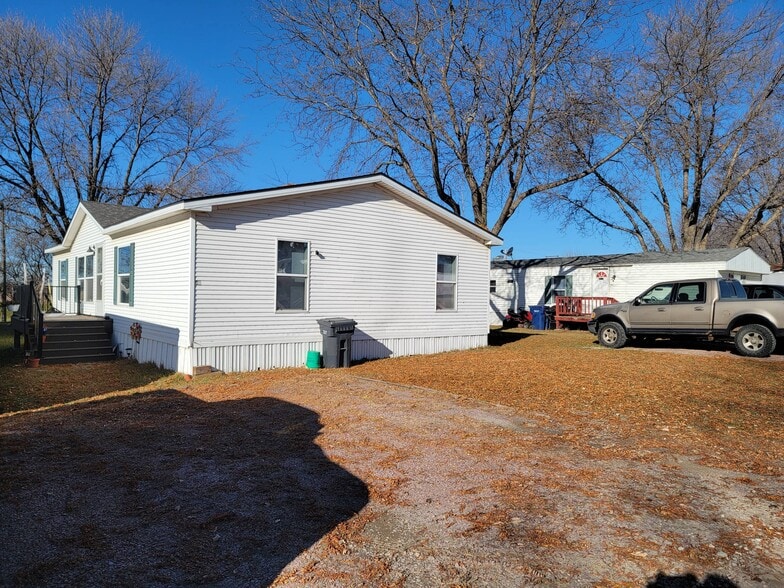 64-Unit MHC's - Sioux Falls, SD Metro portfolio of 2 properties for sale on LoopNet.ca - Building Photo - Image 3 of 10