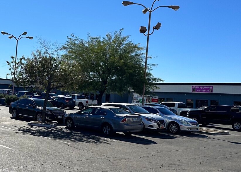 4225 S Eastern Ave, Las Vegas, NV à louer - Photo du bâtiment - Image 2 de 4