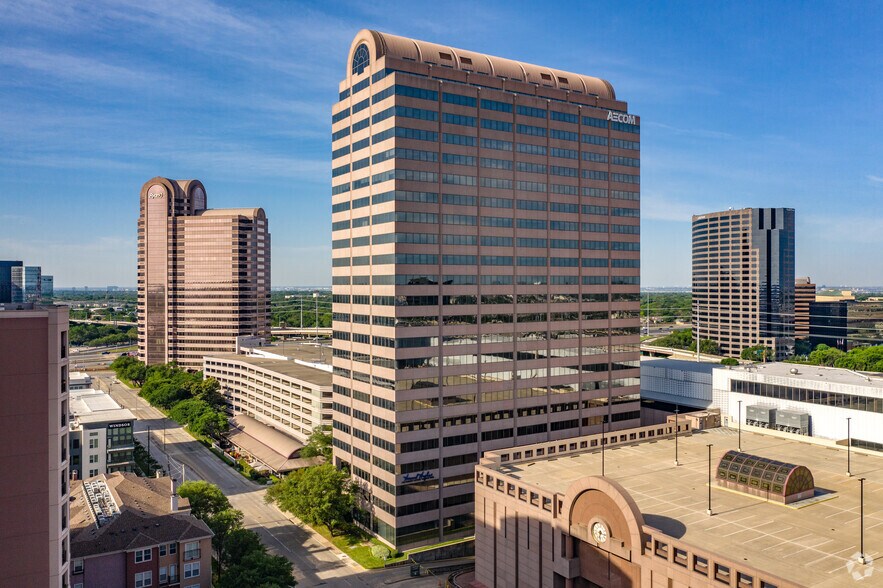 13355 Noel Rd, Dallas, TX à louer - Photo du bâtiment - Image 1 de 24