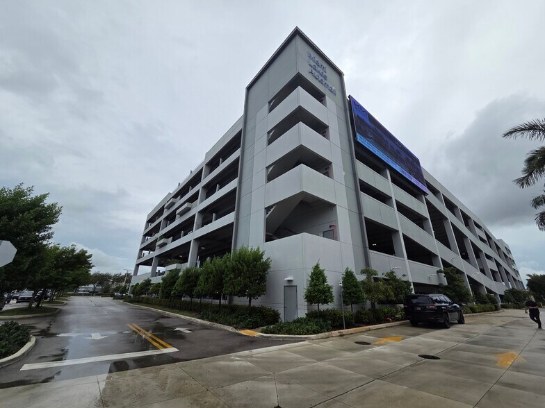 5875 Nw 163rd St, Miami Lakes, FL à louer - Photo du bâtiment - Image 3 de 5