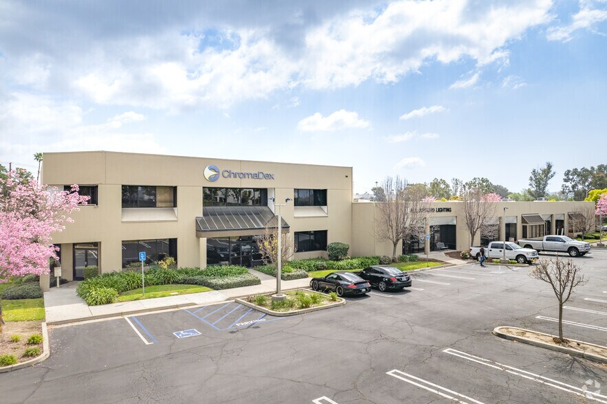 10005-10015 Muirlands Blvd, Irvine, CA à louer - Photo du bâtiment - Image 1 de 5