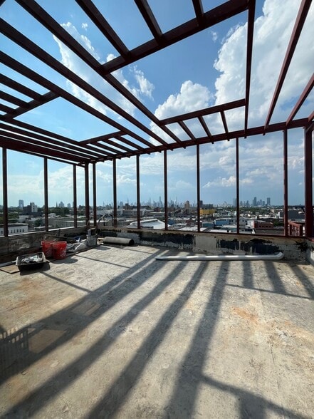 310 Meserole St, Brooklyn, NY for lease - Building Photo - Image 2 of 63