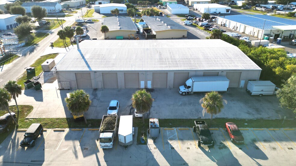 4240 James St, Port Charlotte, FL à louer - Photo du bâtiment - Image 3 de 5